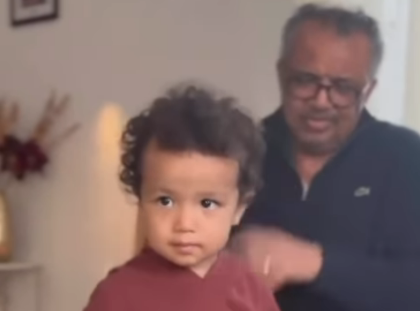 جٷرسٸن ەرماننىڭ ەلەمگە تانىمال قۇداسى نەمەرەسٸمەن قازاق ەنٸنە بيلەپ, جۇرتتى تەنتٸ ەتتٸ